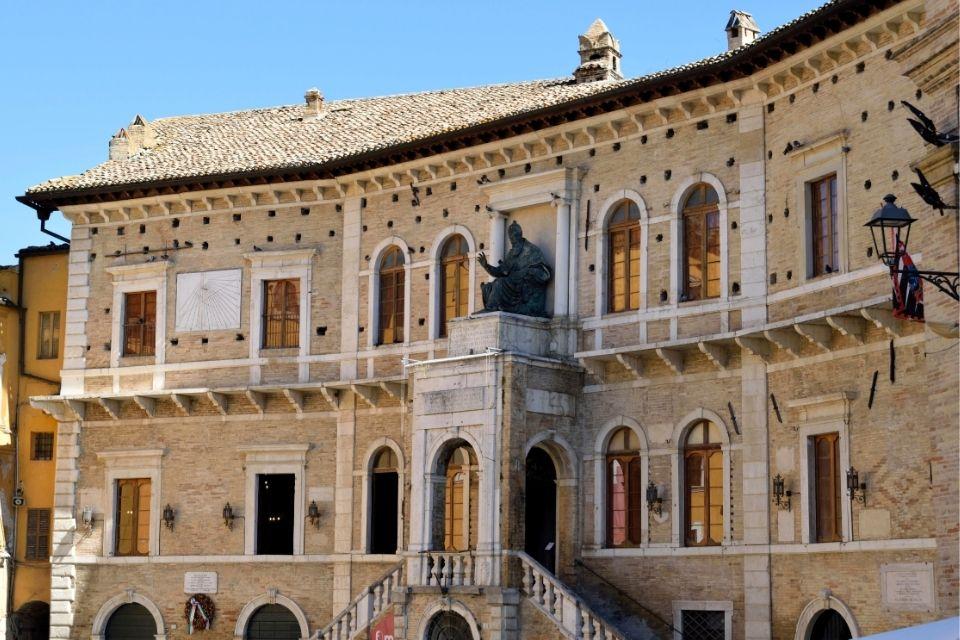 Het Palazzo dei Priori in Fermo, Italië