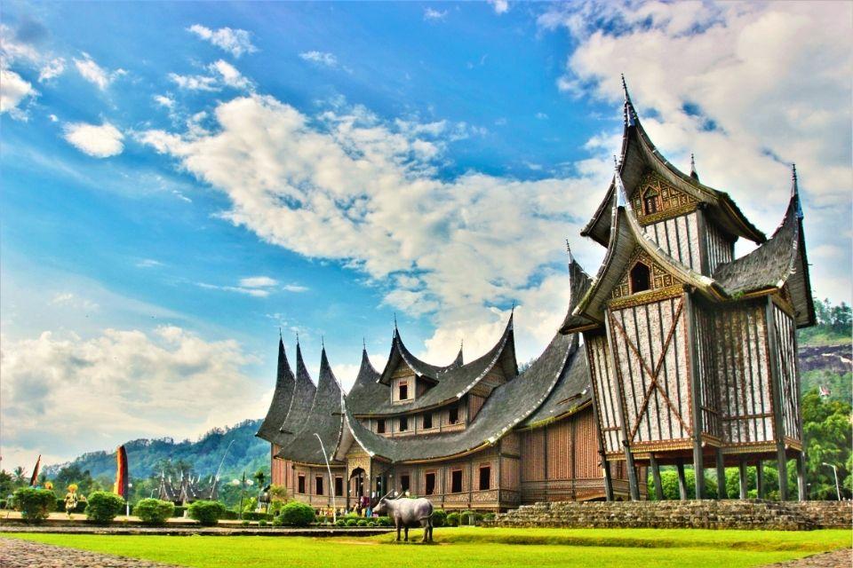 Gereconstrueerd paleis van een Minangkabau-koning in Batusangkar, Indonesië