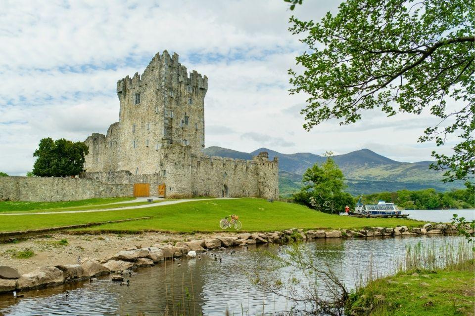 Het 15e-eeuwse Ross Castle in Lough Leane, Killarney NP, Ierland