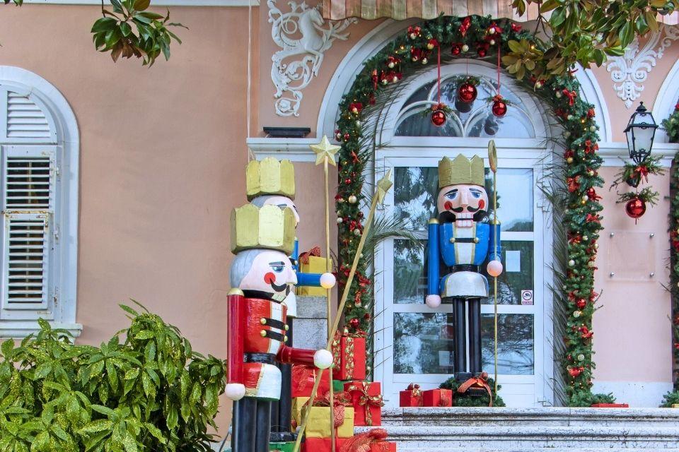 Notenkrakers tijdens kerst in Opatija, Kroatië