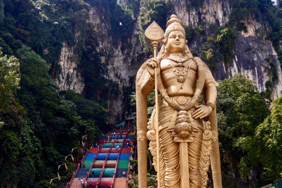 Het Murugan-beeld en de kleurrijke trap Batu Caves Maleisie