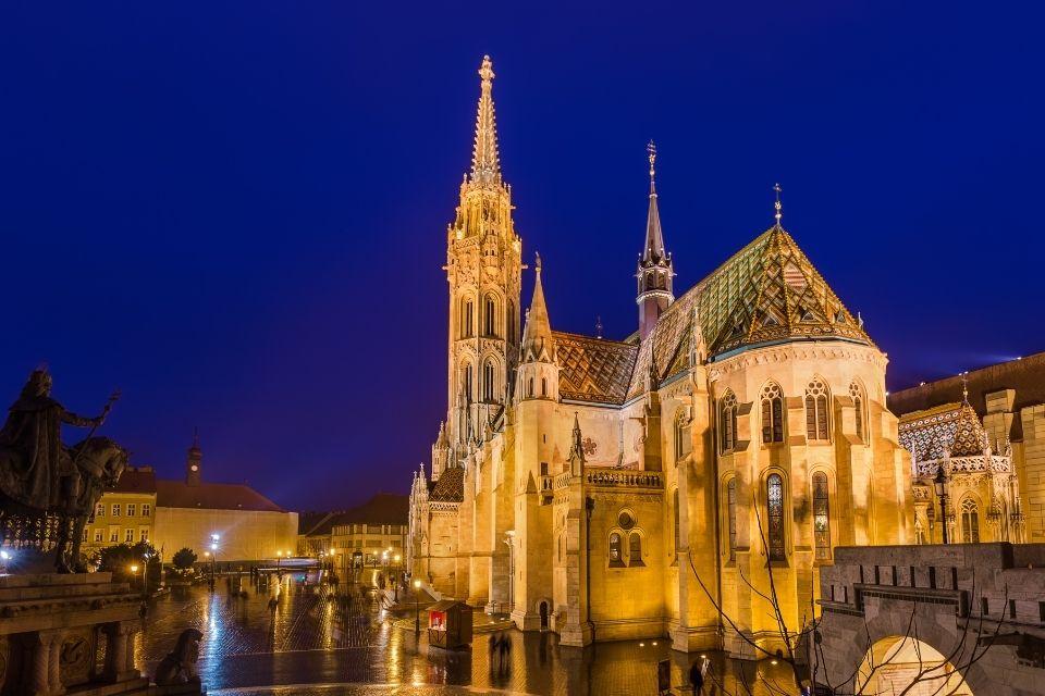 De fraai verlichte Matthiaskerk in Boedapest Hongarije