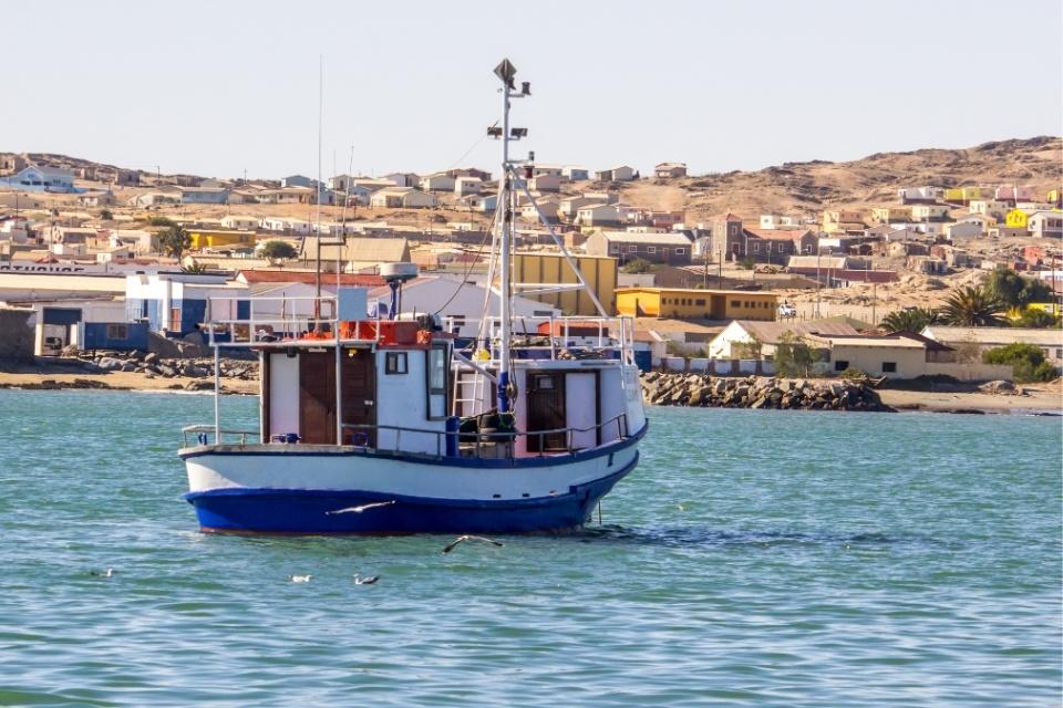Vissersboot in de baai van Lüderitz, Namibië
