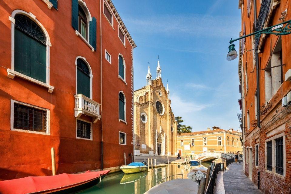 Basilica di Santa Maria Gloriosa dei Frari in Venetië Italië