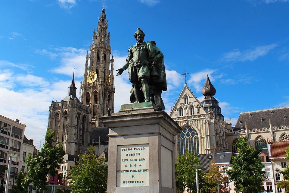 Peter Paul Rubens op de Groenplaats in Antwerpen voor de Onze-Lieve-Vrouwekathedraal