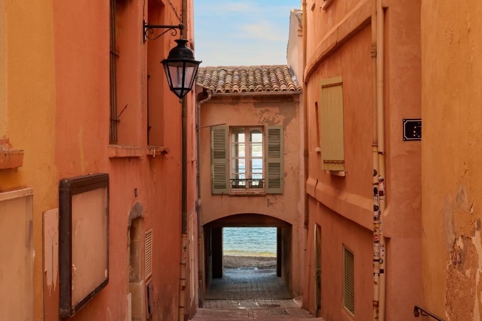 Pittoresk straatje in Saint-Tropez, Frankrijk