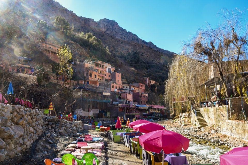 Kleurrijk terras in de vruchtbare Ourikavallei Marokko