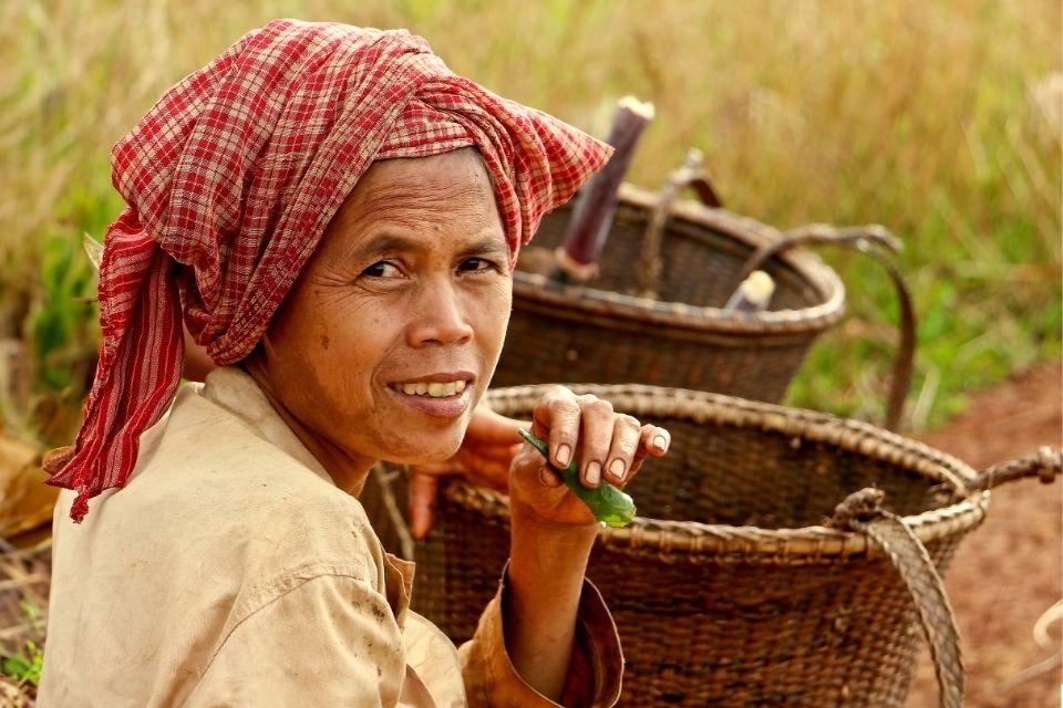 Een Bunong-vrouw met een traditionele karma als hoofddoek Mondulkiri  Cambodja