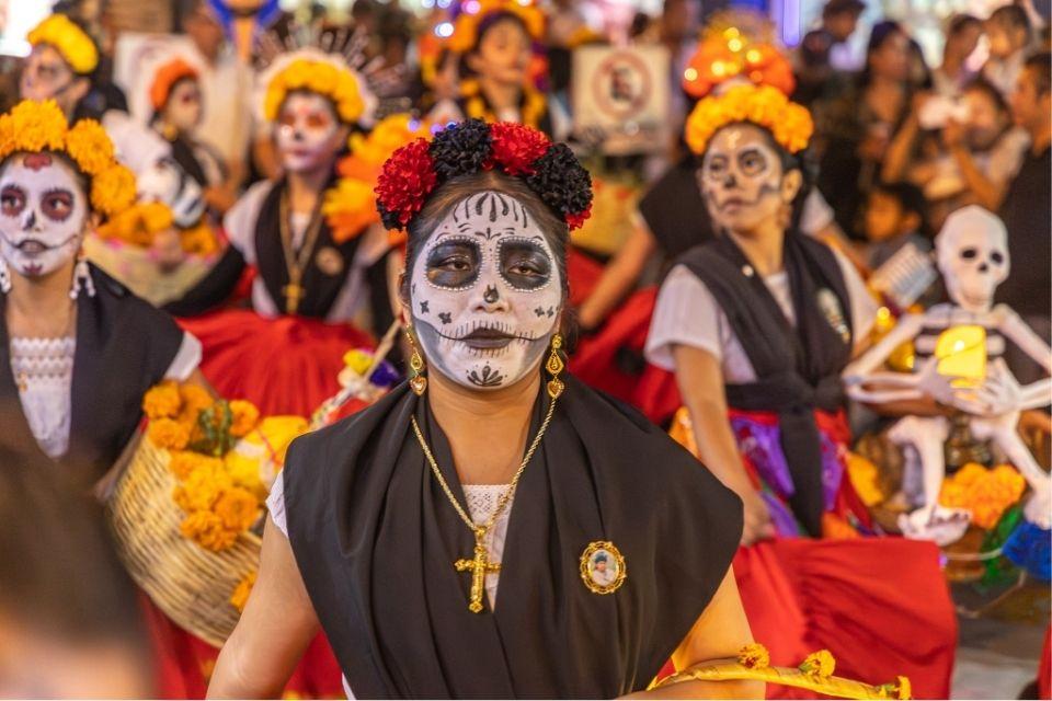 Kleurrijke optocht tijdens Día de los Muertos