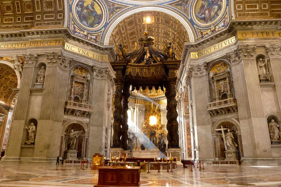 Baldakijn boven het graf van Petrus in de Sint Pieter, Rome, Vaticaanstad, Italië