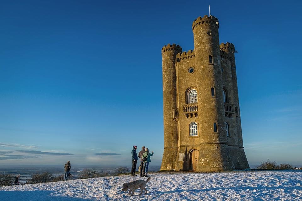 Sneeuw bij de Broadway Tower, Cotswolds, Groot-Brittannië