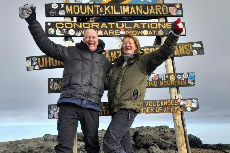 Wim en Wilma Eisses op de top van de Kilimanjaro, Tanzania