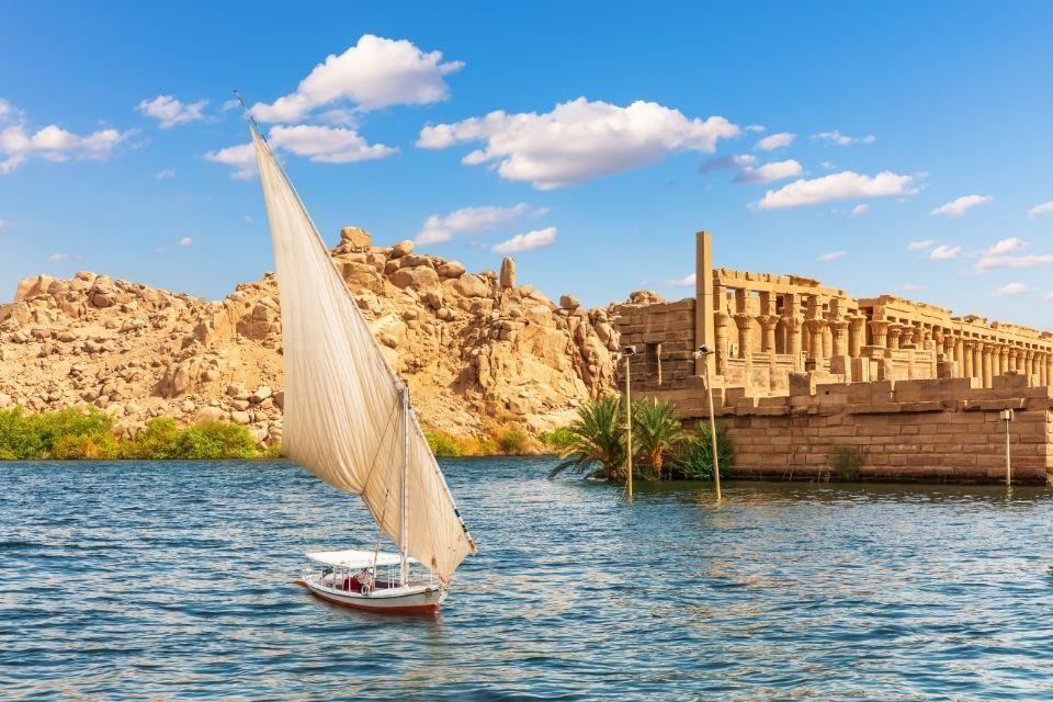 Felucca op de Nijl bij de Phileatempel in Aswan Egypte