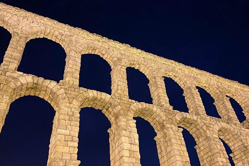 Aquaduct in Segovia, Spanje, in de avond