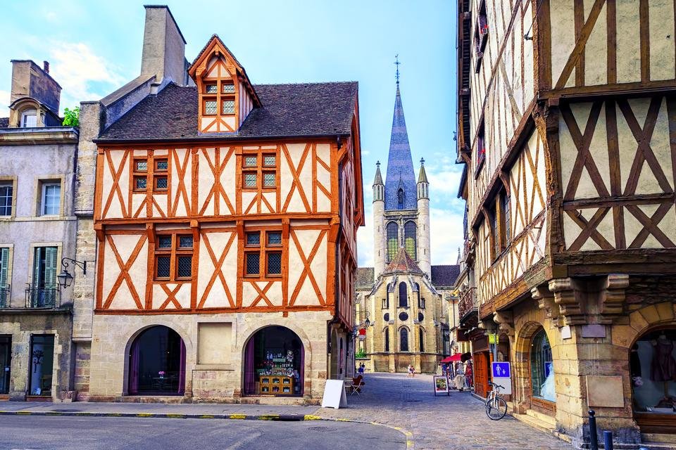 Binnenstad van Dijon, Frankrijk, met zicht op de Église de Notre-Dame de Dijon Binnenstad van Dijon, Frankrijk, met zicht op de Église de Notre-Dame de Dijon