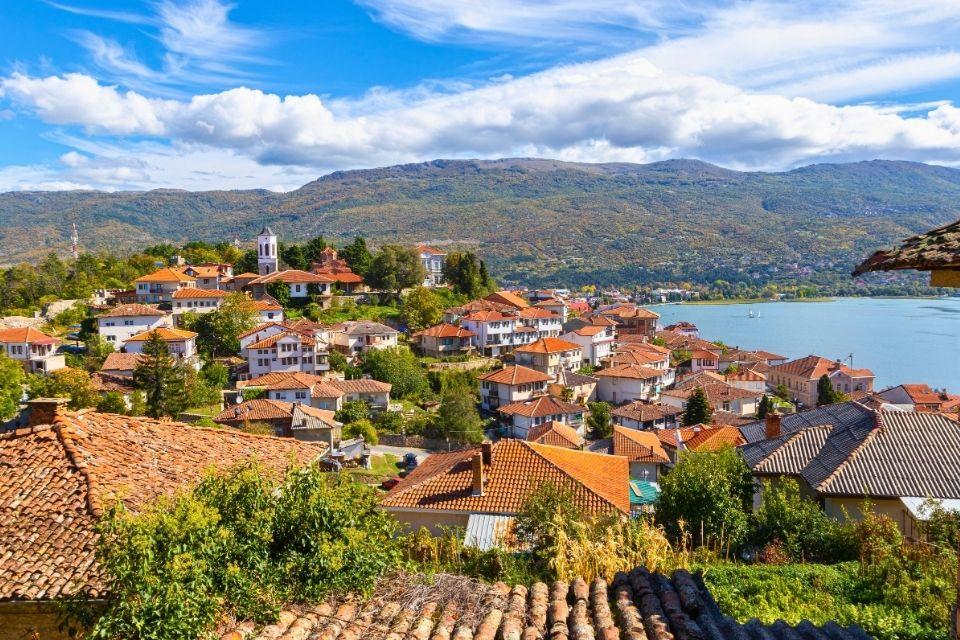 De rode daken van het historische hart van Ohrid Noord-Macedonië