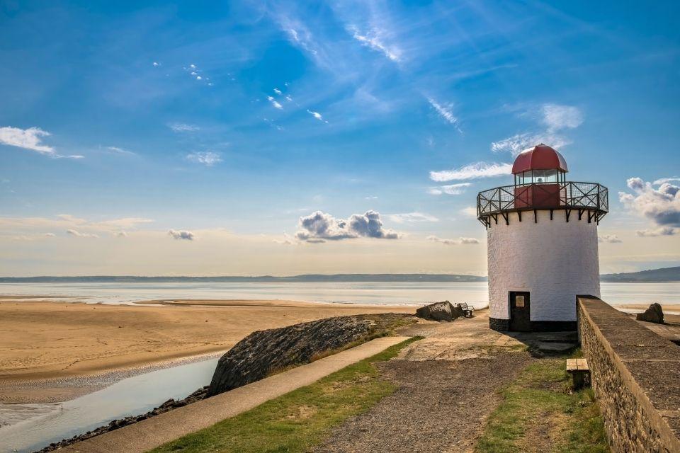 De vuurtoren van kustplaats Burry Port, Groot-Brittannië