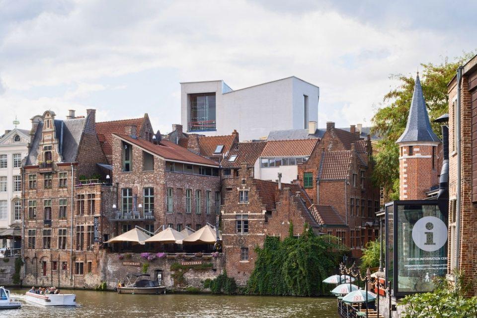 Zicht op de nieuwe vleugel van Design Museum Gent | Foto Michiel De Cleene voor Design  Museum Gent)
