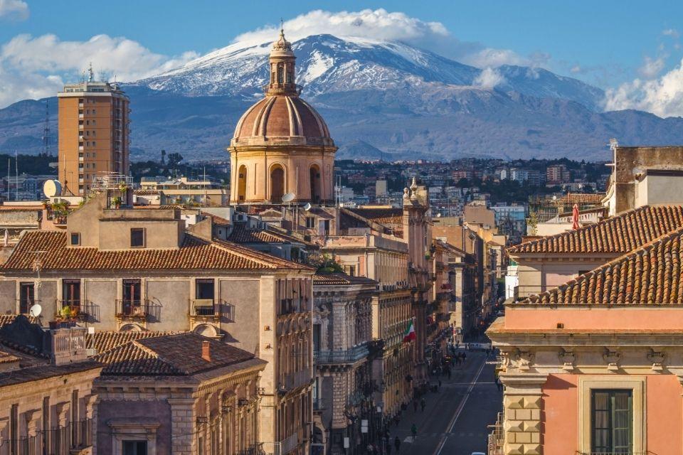 De skyline van Catania met de Etna Sicilië Italië