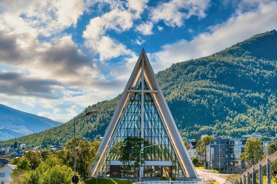 De IJszeekathedraal in Tromsø Noorwegen