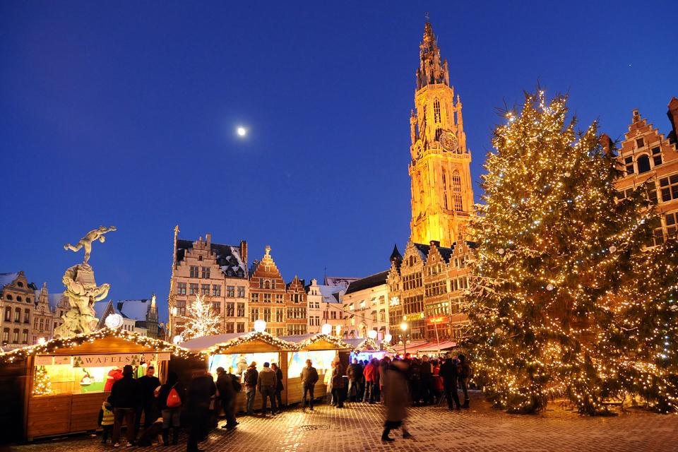 Kerstmarkt op de Grote Markt in Antwerpen, België