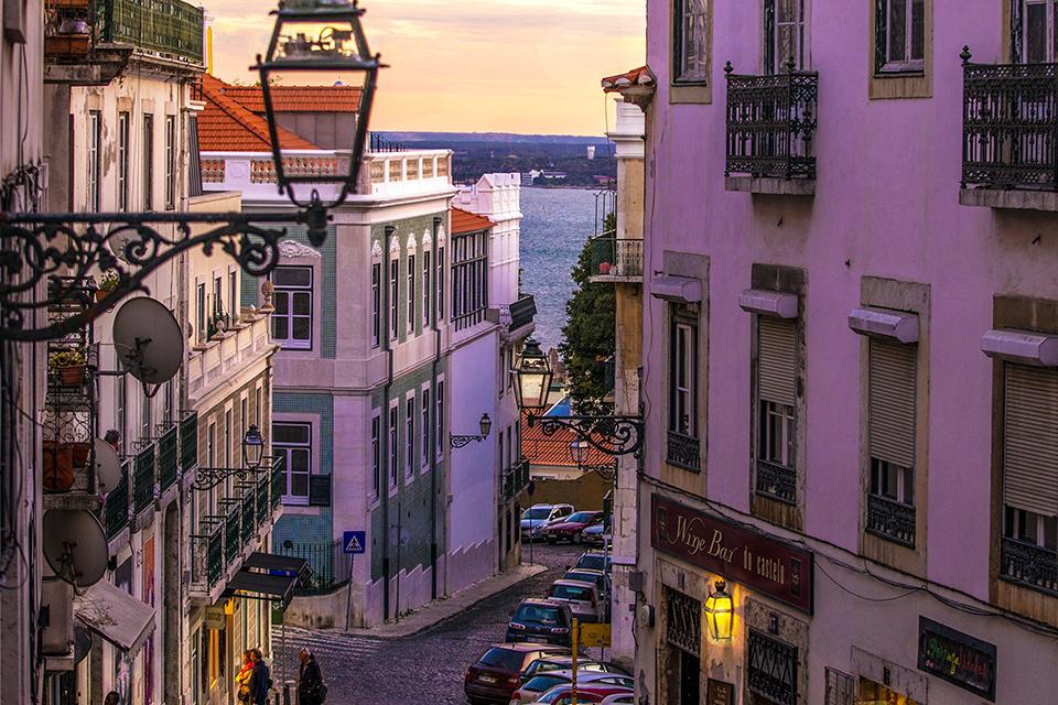 Straatbeeld Lissabon in het najaar, Portugal