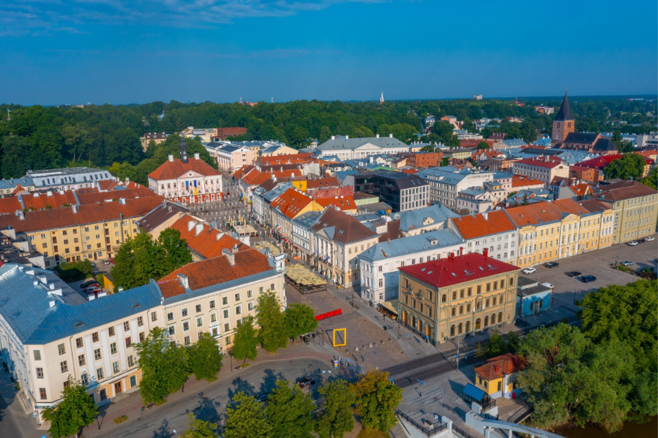 Zicht op het kleurrijke Tartu, Estland