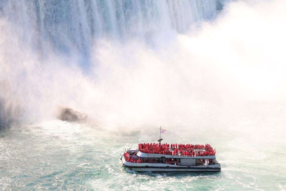 Hornblower-boot vaart dicht langs de Niagara Falls, Canada
