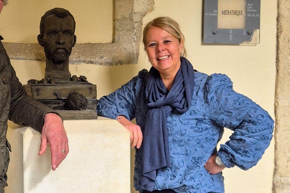 Reisleidster Wendy tijdens Podcast in Arles
