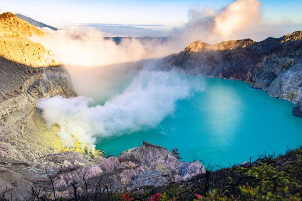 Turquoise kratermeer op de Ijen-vulkaan, Java, Indonesië