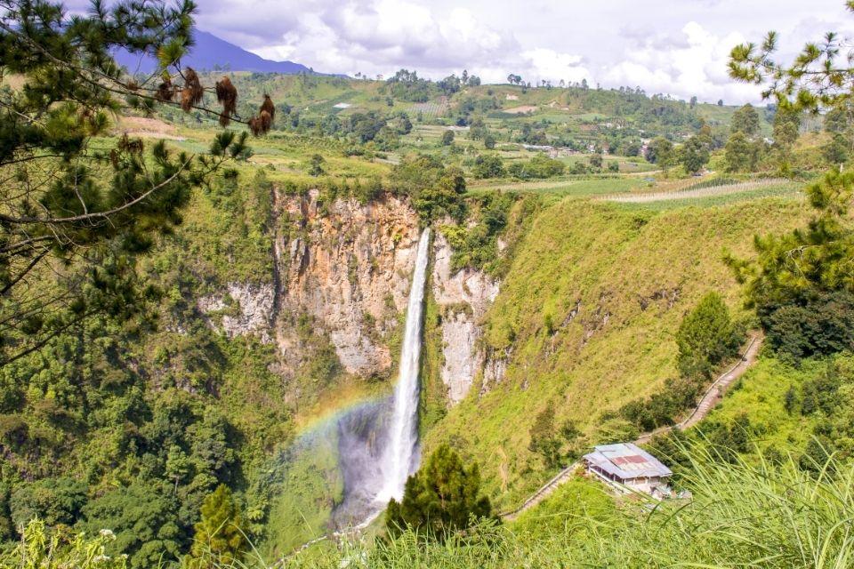 De Sipisopiso-waterval op Sumatra, Indonesië