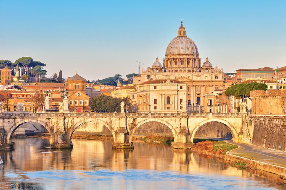 Zicht op de Tiber en de Sint Pieter in Rome, Italië