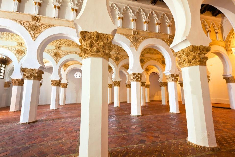 Interieur van de Santa Maria la Blanca in Toledo Spanje