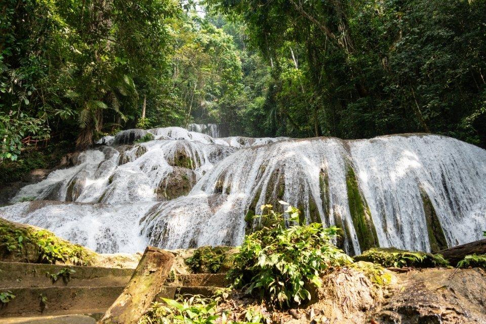 Twaalftrapswaterval Saluopa in Tonusu, Sulawesi, Indonesië