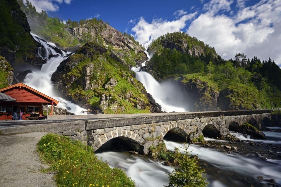Låtefossen waterval in Noorwegen