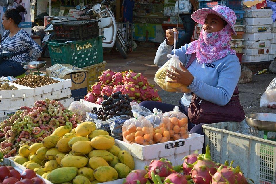 Straatverkoopster in Phnom Penh Cambodja