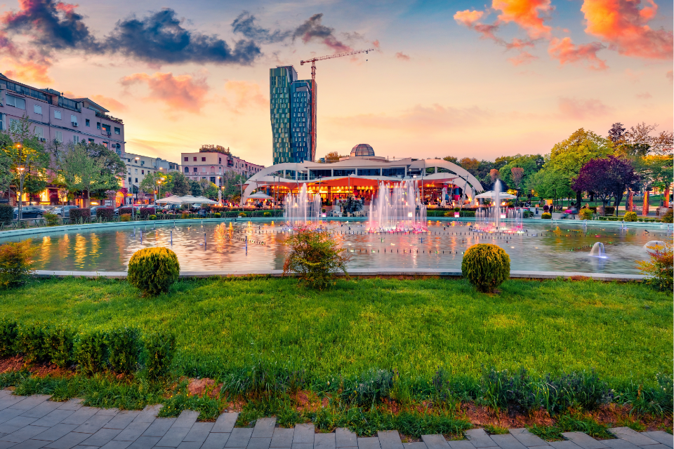 Zicht op het Skanderbegplein , Tirana, Albanië