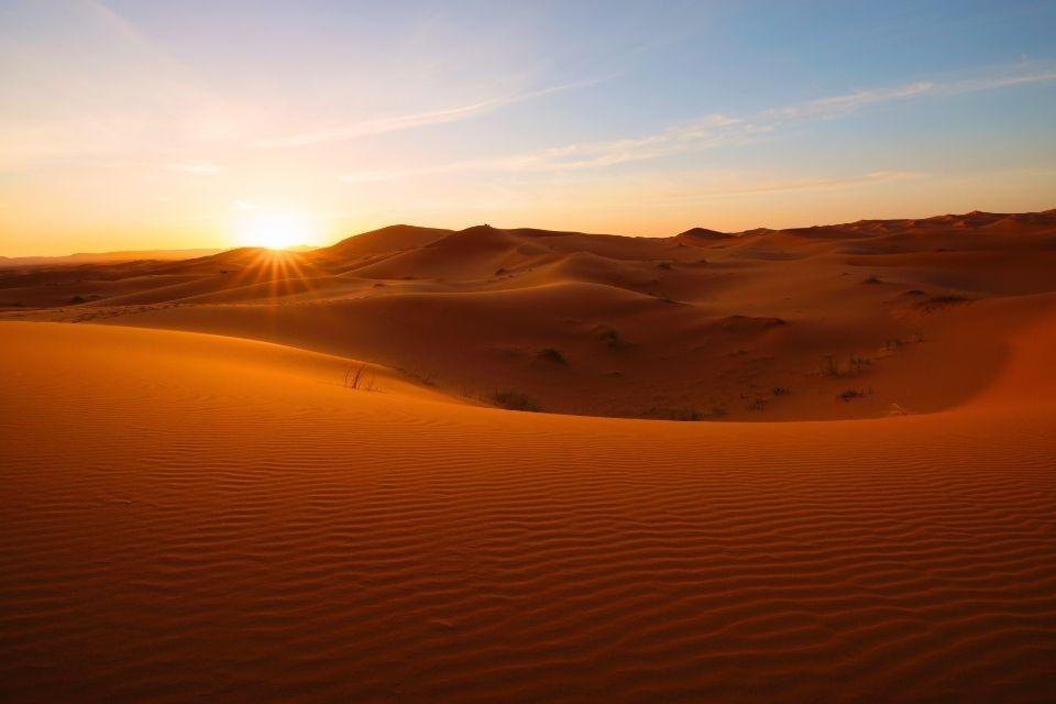 Zonsondergang in de woestijn bij Merzouga Marokko