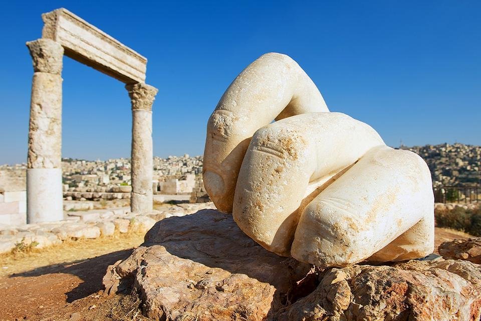 De hand van Hercules bij de tempel van Hercules in Amman, Jordanië