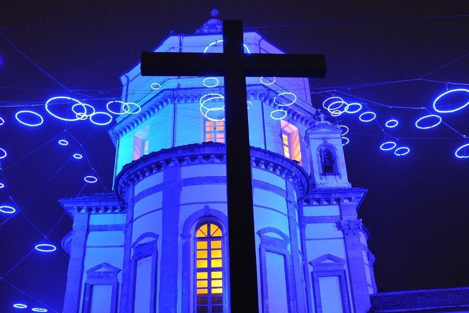Kerk Monte dei Cappuccini verlicht met Luci d’Artista in Turijn