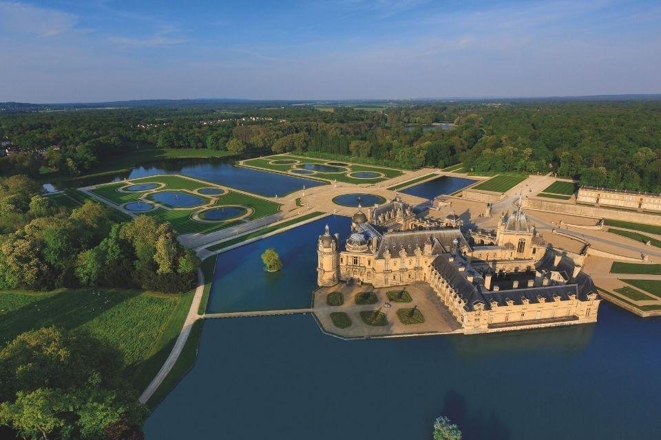 Luchtfoto van Château de Chantilly, Frankrijk - Copyright J.Houyvet