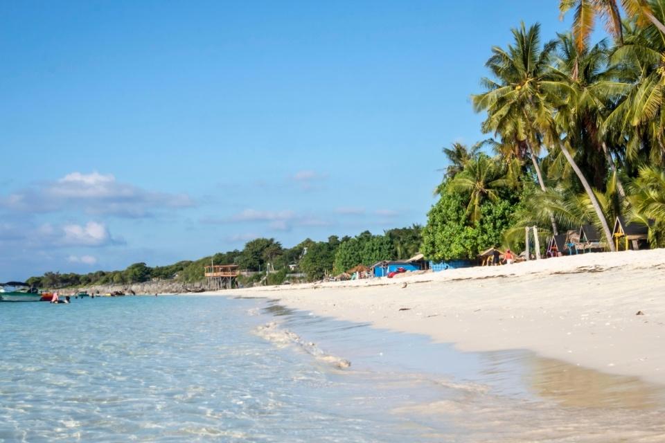 De witte stranden van Bira Beach, Sulawesi, Indonesië