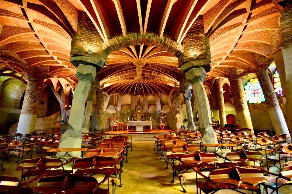 De crypte van Antoni Gaudí in Colònia Güell Spanje