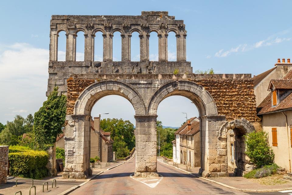 Ruïne van romeinse poort in Autun, Bourgogne, Frankrijk