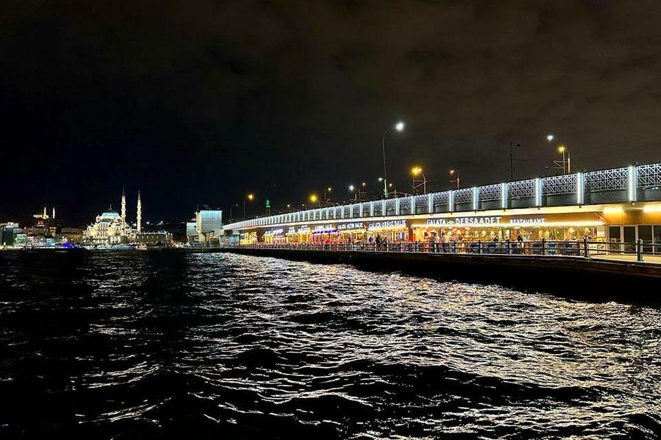 Galatabrug by night, Istanbul, Turkije | Foto: reisleidster Claudia