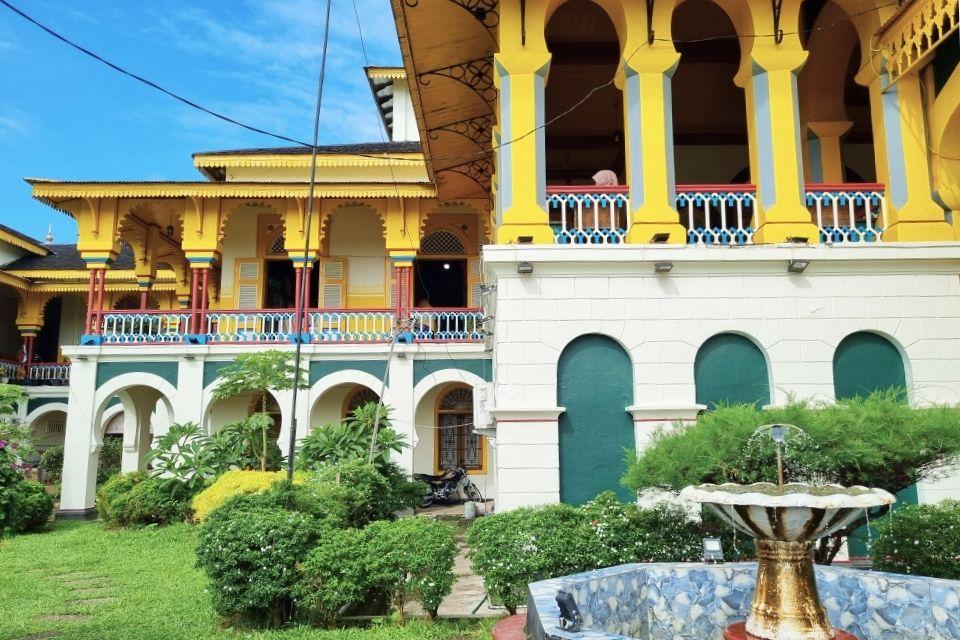 Het imposante Maimoon-paleis in Medan, Sumatra, Indonesië