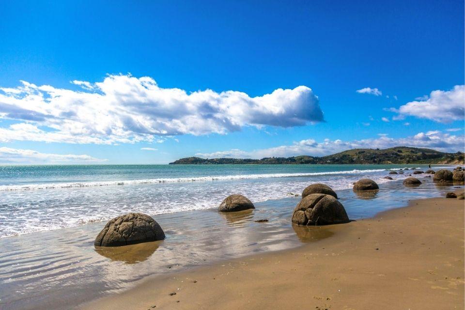 Bolvormige rotsen op het strand van Moeraki, Nieuw-Zeeland
