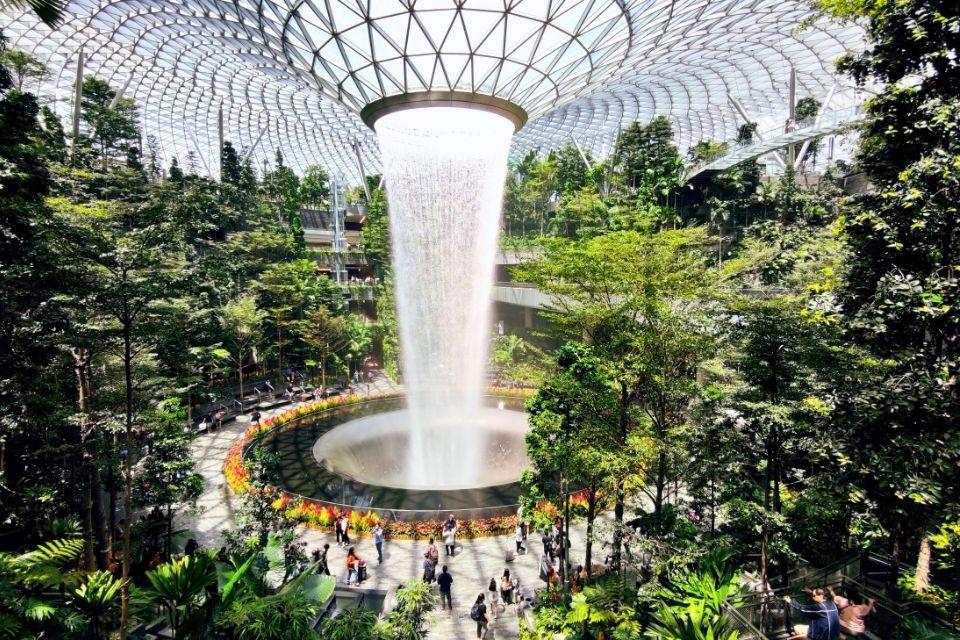 De enorme indoor waterval in Changi Airport in Singapore