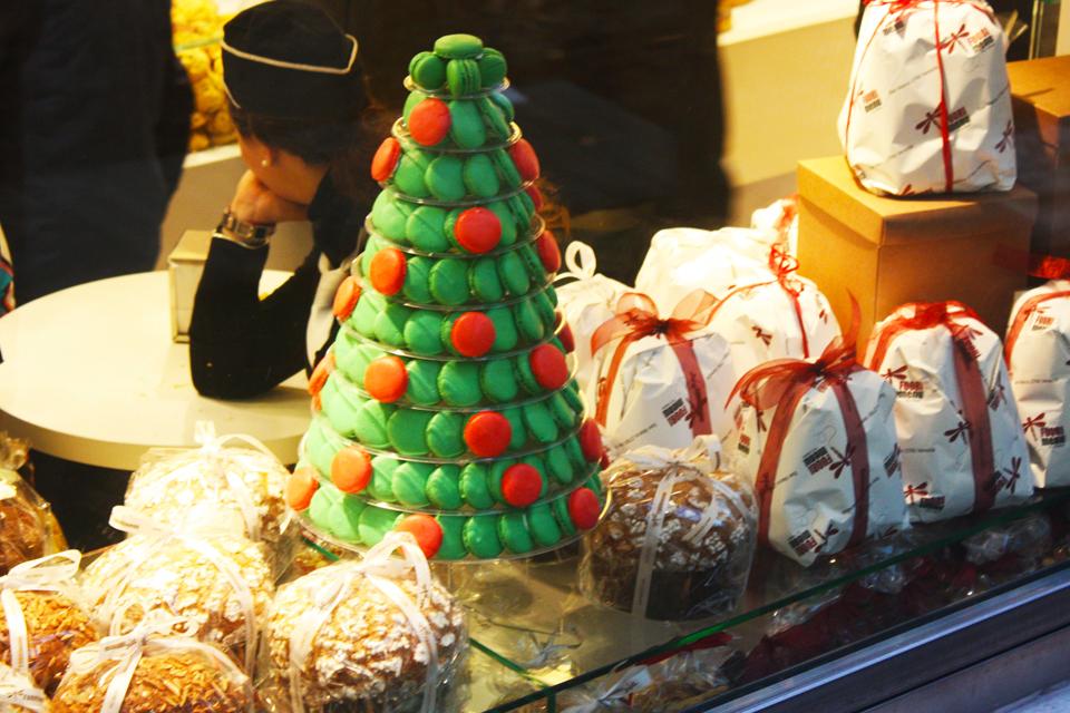 Traditionele Italiaanse kerst-lekkernijen in een bakkerij in Venetië, Italië