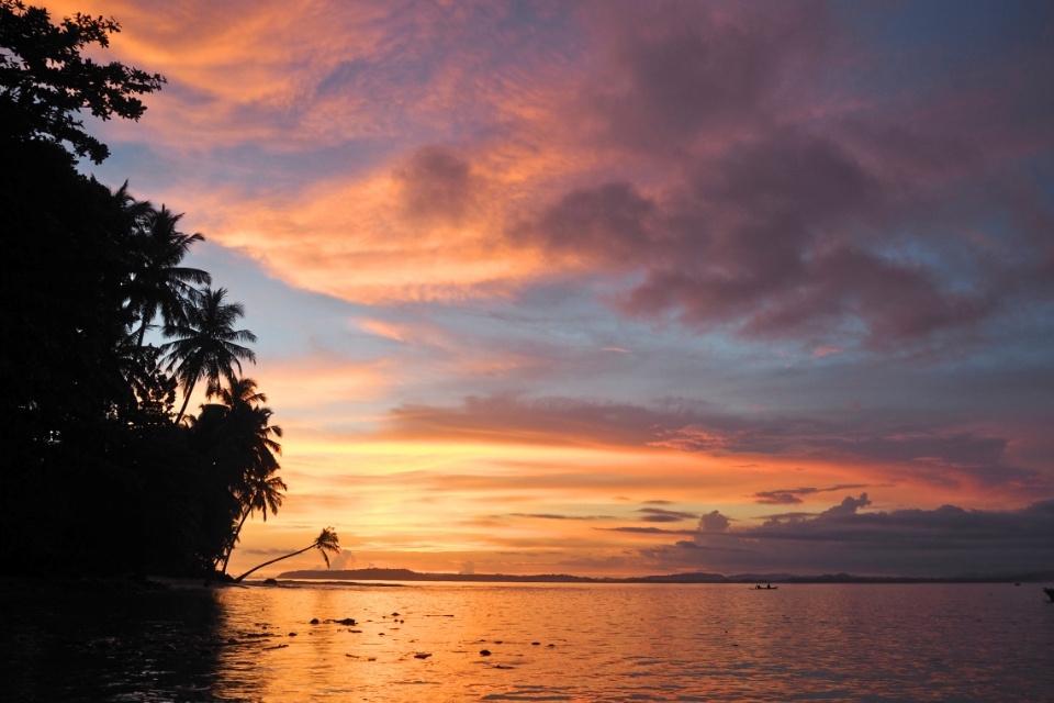 Zonsondergang op Una Una, Sulawesi, Indonesië